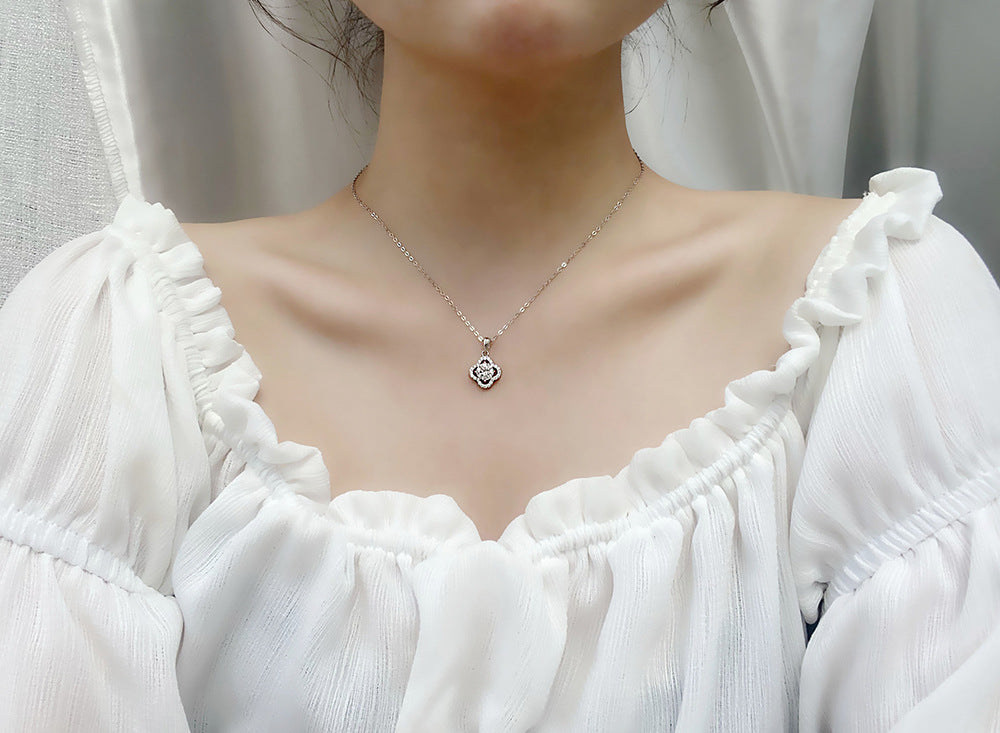 S925 Sterling Silver High-End Four-Leaf Clover Moissanite Necklace Fashionable and Elegant Xiaohongshu Style Clavicle Chain