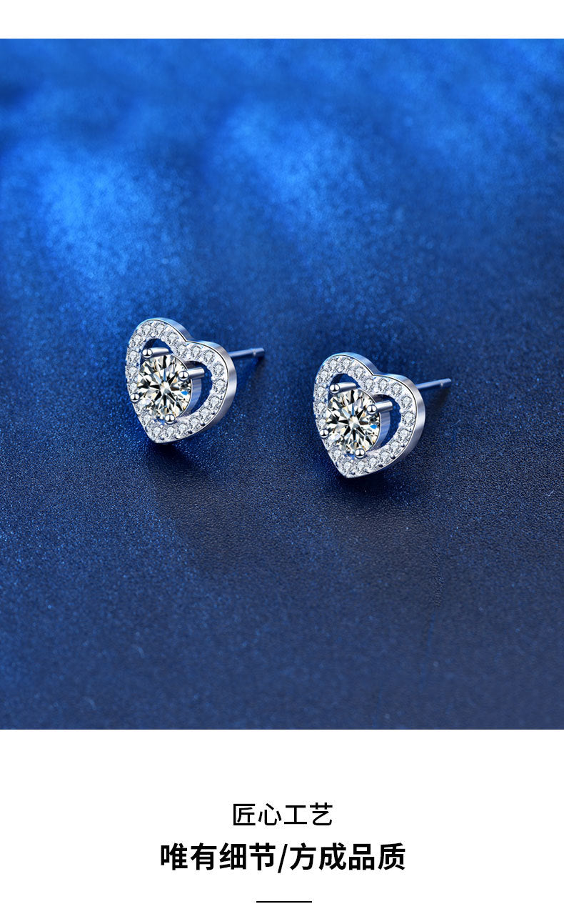 Fashion jewelry s925 sterling silver heart stud earrings for women, simple light luxury Moissanite four-claw earrings