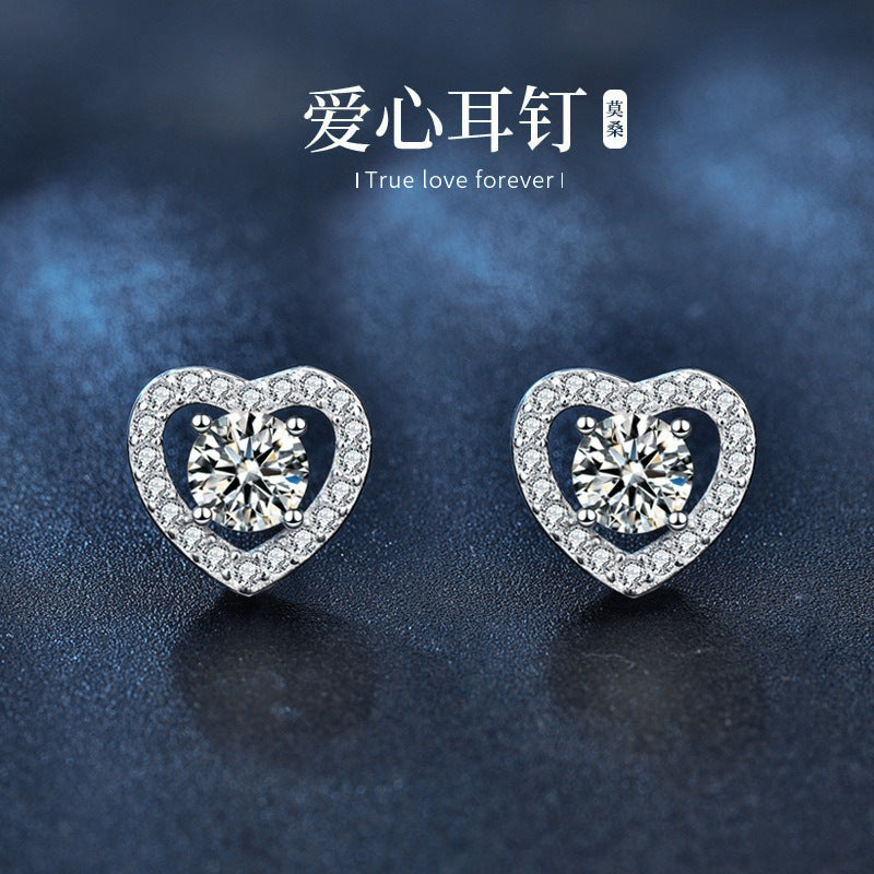 Fashion jewelry s925 sterling silver heart stud earrings for women, simple light luxury Moissanite four-claw earrings
