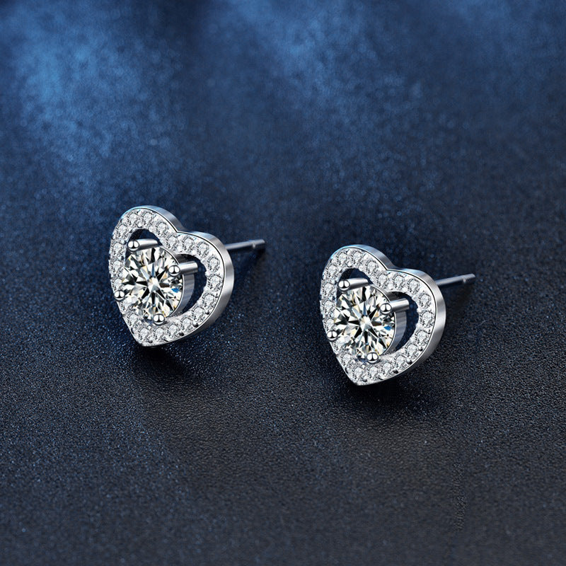 Fashion jewelry s925 sterling silver heart stud earrings for women, simple light luxury Moissanite four-claw earrings